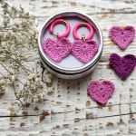 Kolczyki serduszka szydełkowe z zapięciem z emalii - różowe - 