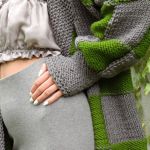 sweter w kwadraty szaro-zielone - zbliżenie na sweter