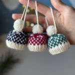 OZDOBY CHOINKOWE, DEKORACJE ŚWIĄTECZNE, 3 SZT - OZDOBY CHOINKOWE, DEKORACJE ŚWIĄTECZNE, MINI-CZAPECZKI Z WŁÓCZKI, ZESTAW 3 SZT.