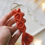 Prosty makramowy breloczek - rudy | Makrama - 