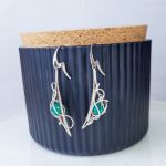 Srebrne kolczyki wire wrapping z zielonym chalcedonem– ręcznie robiona biżuteria artystyczna - Srebrne kolczyki z chalcedonem