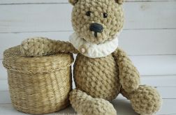 Miś brązowy w szaliczku