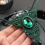 Naszyjnik makramowy ze szmaragdowym kryształem - elegancki naszyjnik