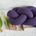 Poduszka precel fioletowa - Ujęcie z boku