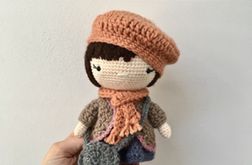 Lalka szydełkowa zdejmowany beret sweterek