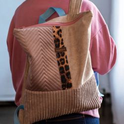 Beżowo-różowy plecak kurierski panterka