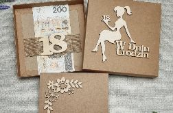 Kartka w pudełku na 18 urodziny,drewno,kraft DSW1