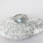 Pierścionek z błękitną perłą - Spiralny kształt