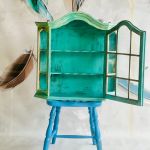 Turkusowa witryna wisząca z półkami, oszklona, ręcznie postarzana, z duszą - 