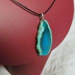 Niebieski agat, surowy plaster, wisiorek na rzemieniu - 