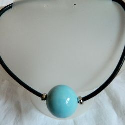 Porcelanowa niebieska kula i skóra, naszyjnik dla minimalistki