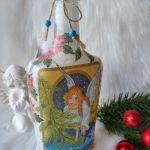 szklany lampion świąteczny z aniołem - wśród dekoracji