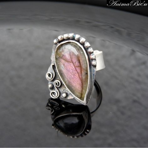 Pierścionek srebrny z różowym labradorytem