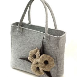 Anardeko 2012-102: Szara torebka z filcu z beżowymi kwiatami