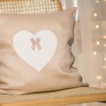 Poszewka na poduszkę z ozdobnym sercem - Poszewka na poduszkę z sercem i kokardką