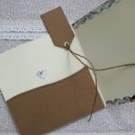 Kartka ślubna z kraftową parą młodą i kieszonką 2 - Kremowe wnętrze kartki, kieszonka i tył etykietki