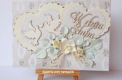 Kartka ślubna z serduszkami kremowa