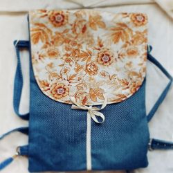 Niebieski pleciony plecak z klapą kwiaty