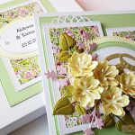 Kartka NA ŚLUB z kremowymi kwiatami - Kremowo-seledynowa kartka ślubna z kwiatami