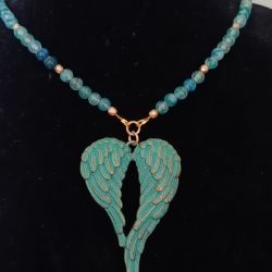 Naszyjnik z agatów z anielskimi skrzydłami