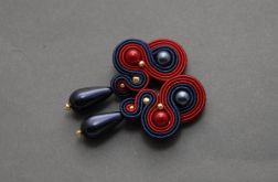 granatowo-czerwone kolczyki lub klipsy sutasz