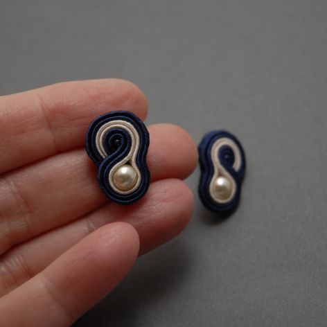 małe, kremowo-granatowe kolczyki sutasz 1