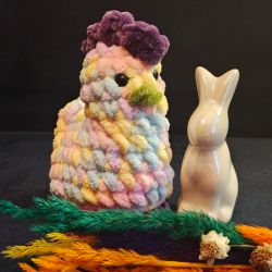 Kolorowa kurka szydełkowa handmade maskotka dekoracja wielkanocna 12 cm