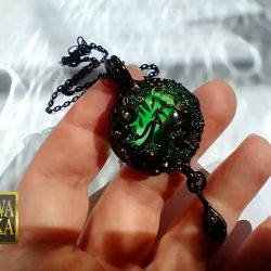 Fantazja B - wisiorek z żywicy i szkła