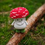 Maskotka muchomorek, Grzybek , Dekoracja domu, Prezent dla dziecka - Kapelusz jest czerwony z białymi plamkami. - Grzyb ma również zdejmowane buty w kolorze zieleni ziołowej.