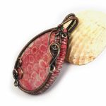 Skamielina koralu, miedziany wisior różowy. - fossil, skamielina miedziany amulet