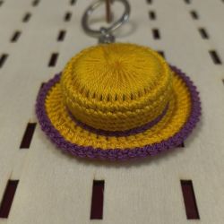 Ręcznie robiony brelok – mini kapelusz szydełkowy żółto- fioletowy
