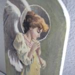 Anioł na desce - widok boczny