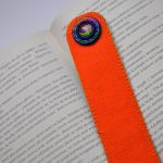 Pomarańczowa z pawim oczkiem - zakładka to doskonały prezent dla każdego miłośnika książek