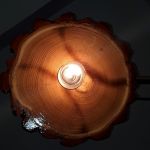 Lampa sufitowa z plastra drewna akacji - Widok plastra
