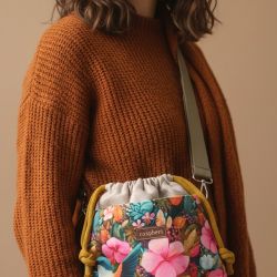 Beżowa listonoszka z kominem z plecionki i weluru w kwiaty i koliberki – handmade