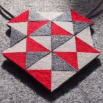 Geometryczny czerwono-szary naszyjnik z filcu  - 
