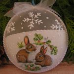 Bombki/medaliony na choinkę "Zima w lesie" – 2 szt. - grafika z zajaczkami