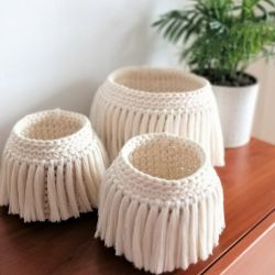 Kosz BOHO,okrągły koszyk z frędzl,osłonka donicy 12x11cm