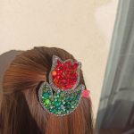 Spinka do włosów – Czerwony Tulipan z Koralików, Ręcznie Haftowana, Elegancka Ozdoba do włosów - pięknie mieni się w słońcu