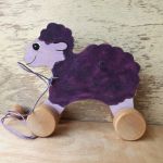 Drewniany baranek / owieczka, wielobarwny - owieczka fioletowo-lila