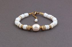 Bransoletka biała z perłą.