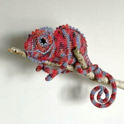 Czerwono-niebieski kameleon szydełkowy