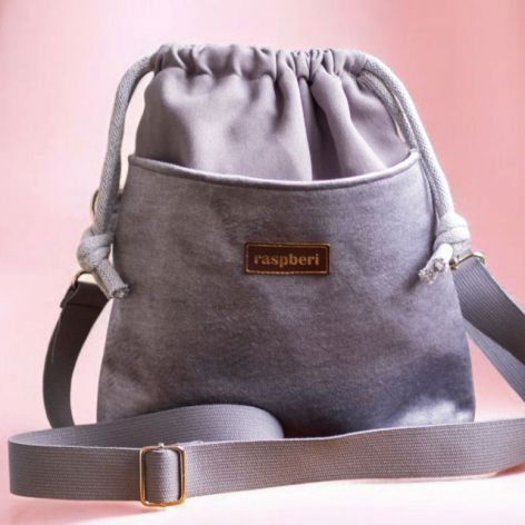 Szara listonoszka z kominem z jasnego weluru