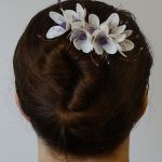 Kremowo-fioletowa ozdoba do włosów w kwiaty - Ozdoba we włosach