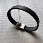 Skórzana bransoletka w kolorze czarnym - czarna skórzana bransoletka