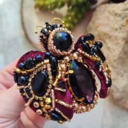 Ekskluzywna broszka żuk z koralików i kryształów