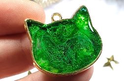 Wisiorek z żywicy, zielony kotek, kocia biżuteria