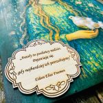 Anioł na desce 30 x 42 cm – z gołębiem i przesłaniem serca, życzenia - 