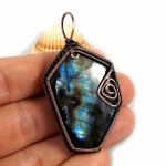 Miedziany wisior z labradorytem unisex - wisior na dłoni