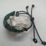 Oryginalna bransoletka z malachitu i rzemyka - Bransoletka z regulowaną szerokością